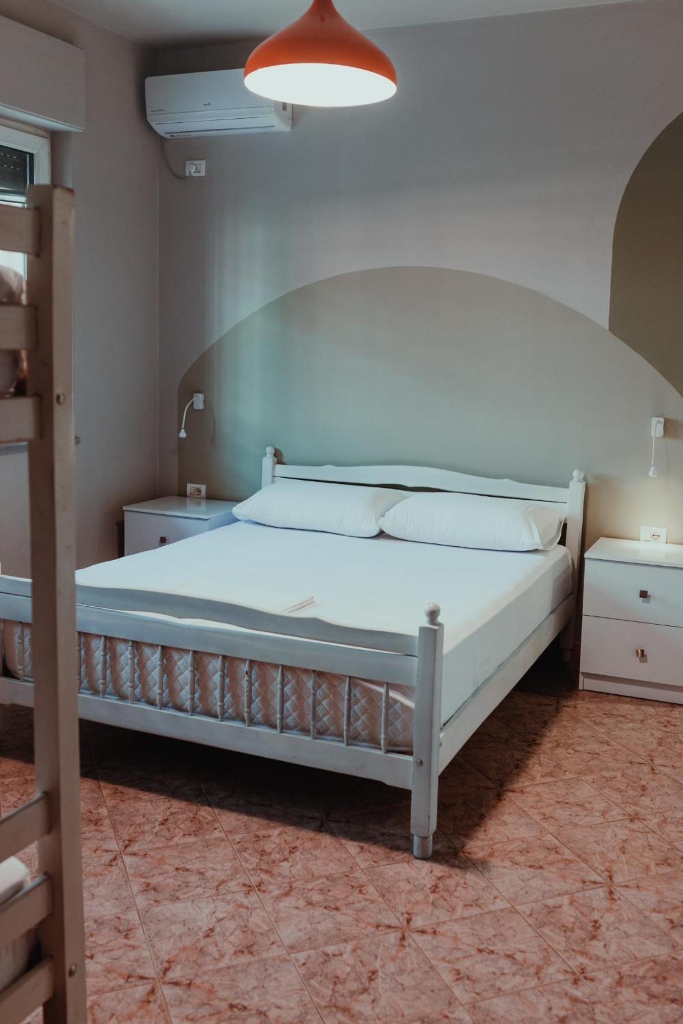 Bed Station Hostel & Bar Shkodër Dış mekan fotoğraf